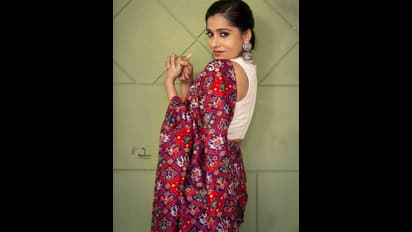 చీరలో చిలిపి చూపులతో రెచ్చగొడుతున్న రష్మీ... వైరల్ గా లేటెస్ట్ ఫోటోలు