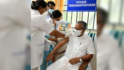 ഒട്ടും വേദനയില്ല, ആരും ശങ്കിച്ച് നിൽക്കേണ്ട: കൊവിഡ് വാക്സിൻ സ്വീകരിച്ച് മുഖ്യമന്ത്രി