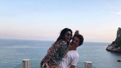 పబ్లిక్ లో శ్రియా పచ్చి రొమాన్స్... ఛీ అదేం ఫోజంటూ తింటుకుంటున్న నెటిజెన్స్!