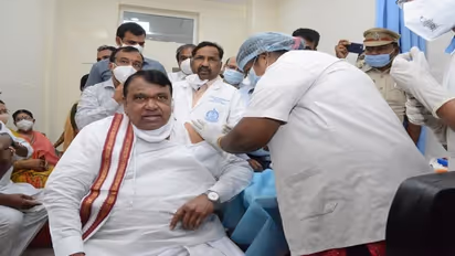 కరోనా టీకా వేయించుకున్న పోచారం శ్రీనివాస్ రెడ్డి, ఆయన భార్య