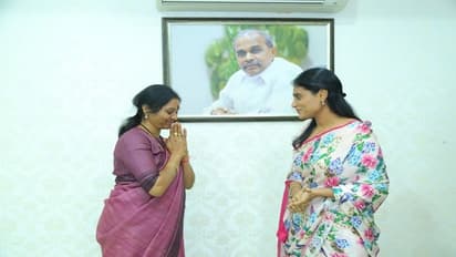 కాంగ్రెస్ కు షాక్: వైఎస్ షర్మిలతో ఇందిరా శోభన్ పోశాల భేటీ