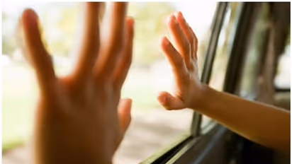 കുഞ്ഞിനെ കാറിലിരുത്തി ഷോപ്പിങിന് പോയ അമ്മ തിരികെ വന്നപ്പോള് കാര് തുറക്കാനാവുന്നില്ല; രക്ഷിച്ചത് പൊലീസ്