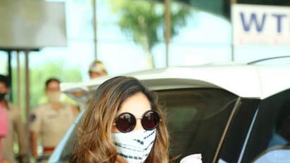 `ఆచార్య` సెట్‌కి ఉపాసన.. బ్లాక్‌ టీషర్ట్ లో చిరు, చెర్రీ అదరగొడుతున్నారుగా (ఫోటోలు)