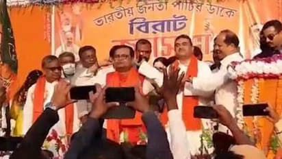 టీఎంసీ నుండి బీజేపీలో చేరిక: స్టేజీపైనే గుంజీలు తీసిన నేత