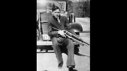 ചരിത്രത്തിലെ തന്നെ കുപ്രസിദ്ധമായ പ്രണയം, ക്രിമിനലുകളായ പ്രണയികളുടെ സിനിമയെ വെല്ലുന്ന ജീവിതം!