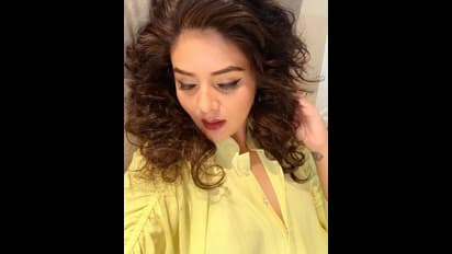 అర్థం లేని సెల్ఫీలతో పిచ్చెక్కిస్తున్న శ్రీముఖి.. జాతిరత్నంలా ఉందట!