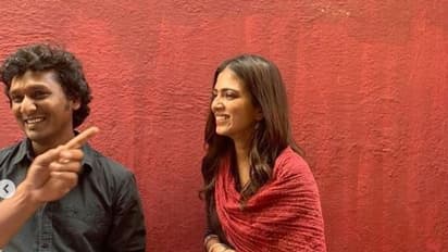 ரசிகர்கள் இதுவரை யாரும் பார்த்திடாத... 'மாஸ்டர்' பட புகைப்படங்களை பகிர்ந்த மாளவிகா மோகனன்!