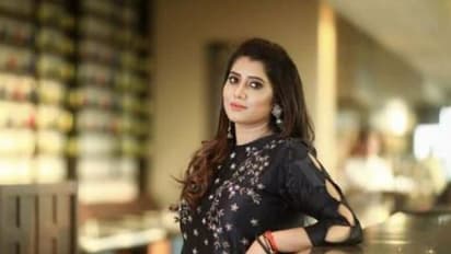 விஜய் டிவியின் தங்க தாமரை... தொகுப்பாளினி பிரியங்காவா இது.. ஹீரோயின்களுக்கே டஃப் கொடுக்கும் வேற லெவல் போட்டோஸ்