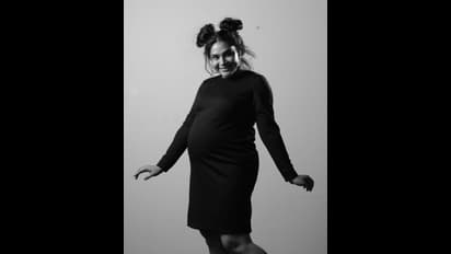 బేబీ బంప్ తో బిగ్ బాస్ బ్యూటీ క్రేజీ ఫోటో షూట్.. వైరల్ అవుతున్న హరితేజ ఫోటోలు!