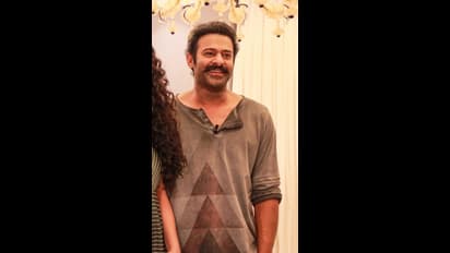 ప్రభాస్‌ లుక్‌పై  నెటిజన్స్ ట్రోలింగ్‌.. పవన్‌తో పోలిస్తే.. ముసలివాడయ్యాడట!