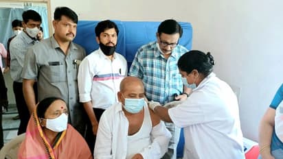 ಕೊಪ್ಪಳ:  ಪತ್ನಿ ಸಮೇತ ಕೊರೋನಾ ಲಸಿಕೆ ಪಡೆದ ಸಂಸದ ಸಂಗಣ್ಣ ಕರಡಿ