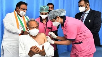 CM अशोक गहलोत ने लगवाई कोरोना वैक्सीन, कुछ देर बाद वसुंधरा राजे भी पहुंच गईं..कही एक ही बात