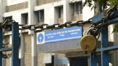 బ్యాంక్ కస్టమర్లకు అలెర్ట్.. మార్చ్  15, 16 తేదీల్లో బ్యాంకుల సమ్మే.. ఒక్కనెలలోనే భారీగా సెలవులు