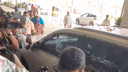 `ఆచార్య`లో సిద్ధ లుక్‌ లీక్‌.. ఎయిర్‌పోర్ట్ లో భార్య ఉపాసనతో చెర్రీ సందడి