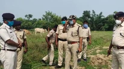 మానవత్వాన్ని చాటిన ఎస్సై...యువకుడి మృతదేహం కోసం సాహసం