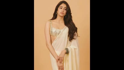 গাড়ির মধ্যেই বদলাচ্ছেন পোশাক, 'শ্রী-কন্যা' জাহ্নবীর কীর্তি ভাইরাল সোশ্যাল মিডিয়ায়