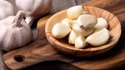 ഈ അഞ്ച് ഭക്ഷണങ്ങൾ കഴിക്കൂ; ചീത്ത കൊളസ്ട്രോൾ അകറ്റാം