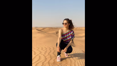 ఇసుక తిన్నెల్లో మెహరీన్‌ అందాల సాహసాలు.. గెస్‌చేయండి అంటూ దోబూచులాట!