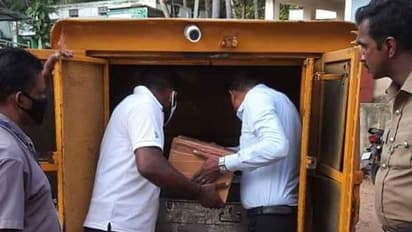 15 கிலே தங்கம் பறிமுதல்.. தேர்தல் பறக்கும் படையினர் நடத்திய சோதனையில் அதிரடி. யாருடையது தெரியுமா..?