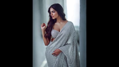 பைக்கில் செம்ம மாஸ் காட்டிய மாளவிகா மோகனன்..! வெறித்தனமான போஸுக்கு குவியும் லைக்ஸ்..!