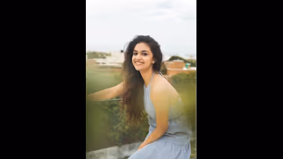 மொட்டை மாடியில் நின்று கிக் ஏற்றும் கீர்த்தி சுரேஷ்..! ஸ்லீவ் லெஸ் உடையில் சொக்க வைக்கும் போட்டோஸ்!