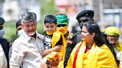 విజయవాడలో చంద్రబాబు రోడ్ షో (ఫోటోలు)