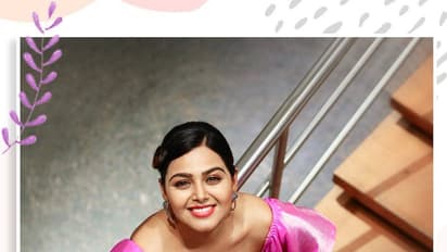 ప్రేమకి కొత్త నిర్వచనం చెబుతున్న బిగ్‌బాస్‌ బ్యూటీ మోనాల్‌.. పింక్‌ డ్రెస్‌లో పదనిసలు..