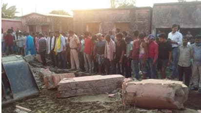 सरकारी स्कूल की दीवार गिरी, 12 लोग दबे, 6 शव निकाले गए अभी तक बाहर