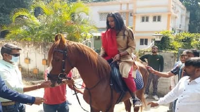 वुमेंस डे पर महिला विधायक को तोहफे में मिला घोड़ा, सवार होकर पहुंचीं विधानसभा..देखते रह गए मंत्री-अफसर