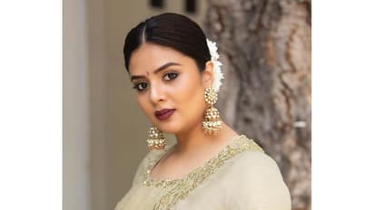 కొప్పున పూలు, నెలవంక నడుము... పూబాలగా కవ్విస్తున్న శ్రీముఖి!