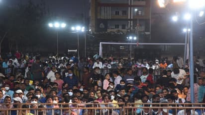 శ్రీకారం ప్రీ రిలీజ్ ఈవెంట్: చిరు రాకకోసం ఎదురుచూస్తున్న అభిమానులు!