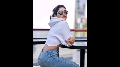 ఉమెన్స్ డే స్సెషల్‌ ట్రీట్‌ ఇచ్చిన ఈషా రెబ్బా.. చూసుకున్నోడికి చూసుకున్నంత