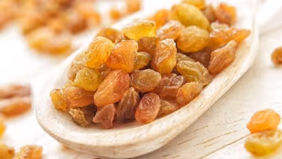 ഉണക്കമുന്തിരിയിട്ട് തിളപ്പിച്ച വെള്ളം കുടിച്ചാലുള്ള ​ആരോ​ഗ്യഗുണങ്ങൾ ഇതൊക്കെയാണ്