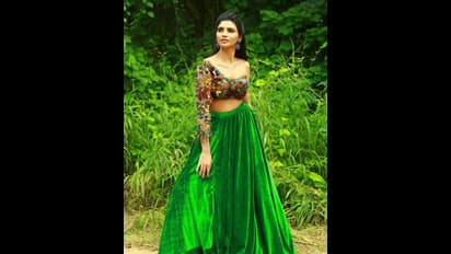 స్టేజ్‌పైనుంచి పడిపోయిన `జబర్దస్త్` వర్ష.. తమ ఫ్యామిలీలో జరిగిన విషాదం చెప్పి కన్నీళ్లు..వైరల్‌