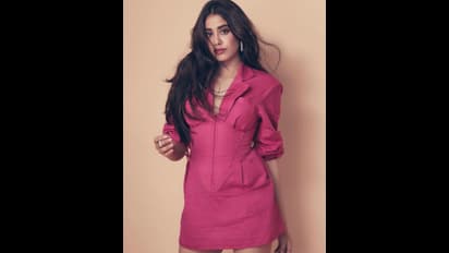 అందాల అప్సరస.. శ్రీదేవి కూతురు జాన్వీ కపూర్‌.. స్క్రీనింగ్‌ కోసం హాట్‌ షో..