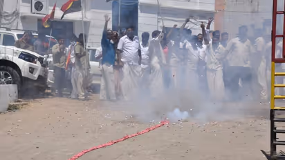 இன்னைக்கு தான் தீபாவளின்னு சொன்ன சுதீஷ்... பட்டாசு வெடித்து கொண்டாடும் தேமுதிக தொண்டர்கள்...!