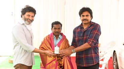 జానపద గాయకుడు పెంచల్ దాస్ ని సత్కరించిన పవన్, త్రివిక్రమ్!