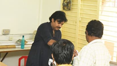 ఓటేసిన పవన్ కల్యాణ్... పోలింగ్ బూత్ వద్ద అభిమానుల సందడి (ఫోటోలు)