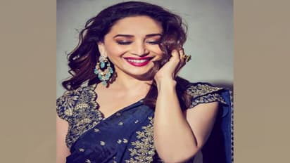 1 लाख 24 हजार की साड़ी में धक-धक गर्ल ने काटा बवाल, इस होली अपनाएं माधुरी दीक्षित का ये Trending स्टाइल