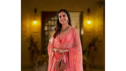 బర్త్ డే బేబీ రీతూ వర్మ లేటెస్ట్ గ్లామర్‌ పిక్స్.. హద్దులు మీరని అందంతో కవ్వింపులు