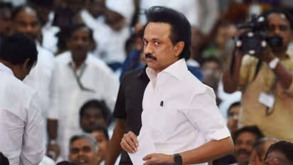 స్టాలిన్ సీఎం కావాలని: చేతి వేళ్లు కోసుకొన్న డీఎంకె కార్యకర్త గుర్వయ్య