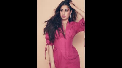 ಪಿಂಕ್ ಬ್ಲೇಝರ್ ಡ್ರೆಸ್‌ನ ಹಾಟ್‌ ಲುಕ್‌ನಲ್ಲಿ ಜಾಹ್ನವಿ