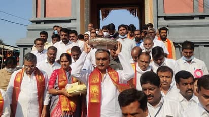 ఏడుపాయల దుర్గమ్మకు పట్టువస్త్రాలు సమర్పించిన మంత్రి హరీష్