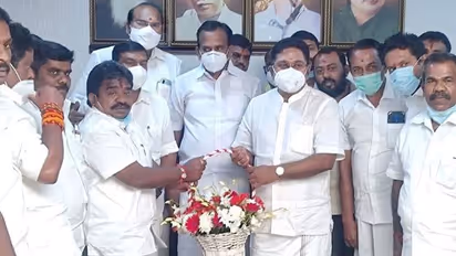 ஜெயலலிதா உற்சவர்.. சசிகலா மூலவர்... அதிமுகவை ஆண்டவனாலும் காப்பாற்ற முடியாது.. ராஜவர்மன் சரவெடி...!