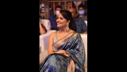 అనసూయ అలా కనిపిస్తే మా గతేంటి... కుర్ర హీరోయిన్స్ ని బయపెడుతుందట!