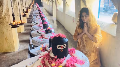 மகா சிவராத்திரியில் எந்த மலர்களால் சிவபெருமானை வழிபட்டால், ஜென்ம பாவம் நீங்கி முழுப்பலன் கிடைக்கும்?