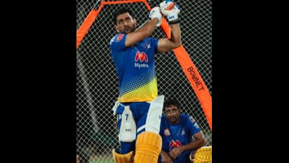 సిక్సర్ల వర్షం కురిపించిన ధోనీ.. వీడియో వైరల్