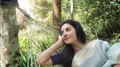 சேலை அழகில் சிலிர்க்க வைத்த நடிகை வித்யா பிரதீப்! வேற லெவல் போட்டோஸ்..!