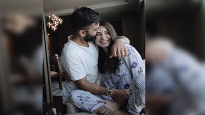 అనుష్కతో విరాట్ కోహ్లీ రొమాంటిక్ పిక్..!