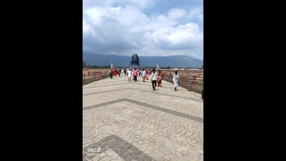 'ஈஷா' சிவராத்திரி கொண்டாட்டத்தில் கலந்து கொண்ட சமந்தா - ரகுல் ப்ரீத் சிங்! வைரலாகும் புகைப்படங்கள்!